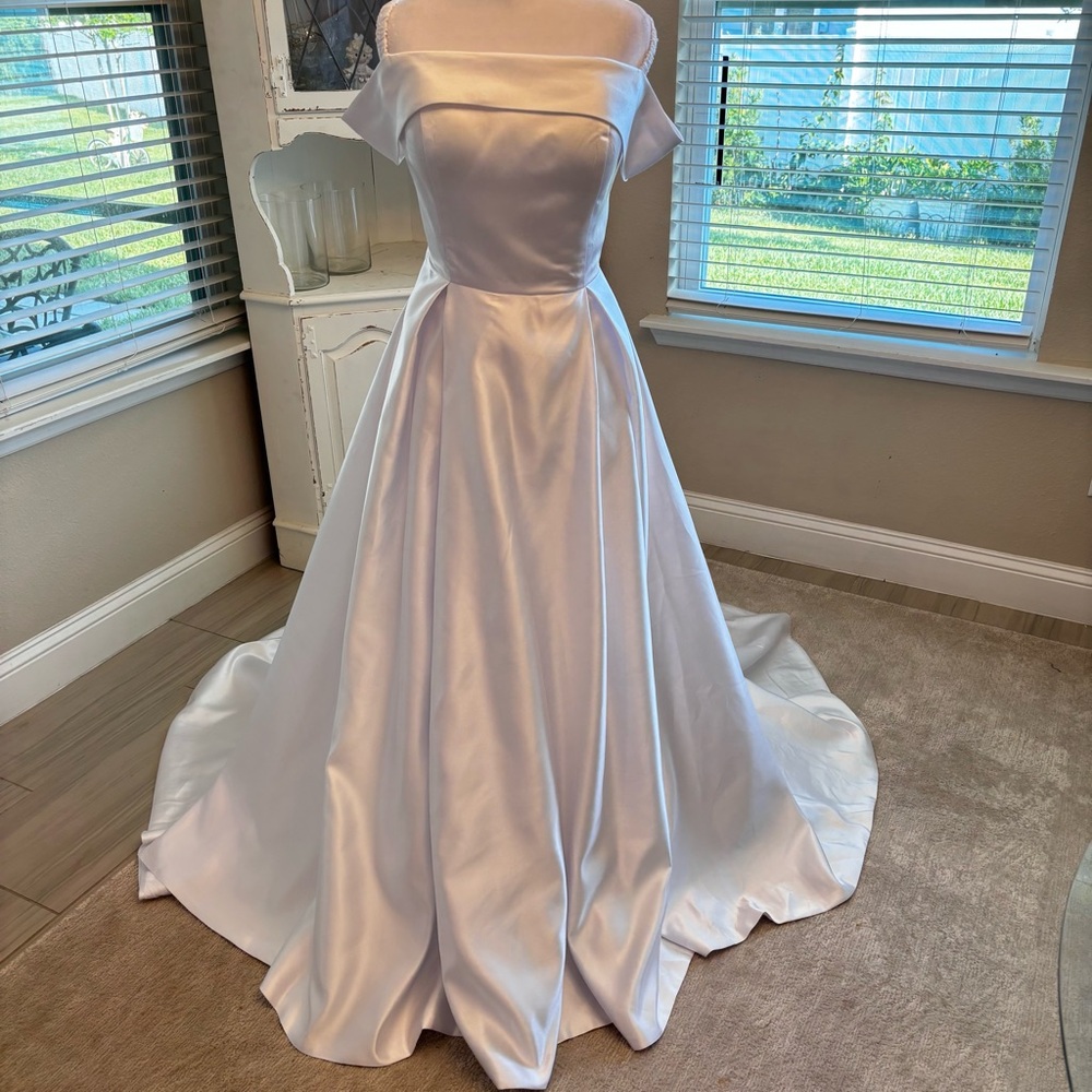NEW Elegant White Wedding Dress, Satin Wedding Dress, Strapless, NWOT Size LG/12 - Picture 1 of 14